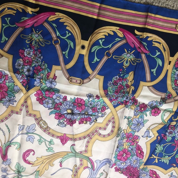 Vintage Authentic Gucci silk scarf - Picture 10 of 16
